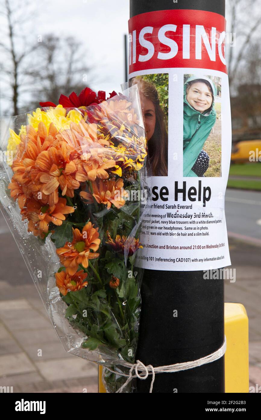 Londra, Regno Unito, 12 marzo 2021: Fiori e lettere sono stati lasciati in omaggio alla donna assassinata Sarah Everard su Poynders Road vicino a dove è stata vista l'ultima volta. Anna Watson/Alamy Live News Foto Stock
