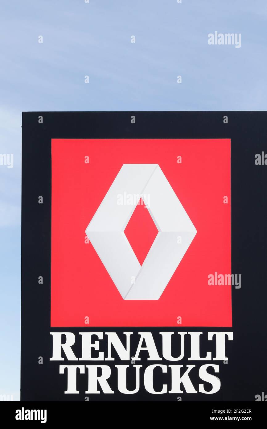 Villefranche, Francia - 28 maggio 2017: Logo Renault Trucks su un pannello. Renault Trucks è un costruttore francese di veicoli commerciali e militari Foto Stock