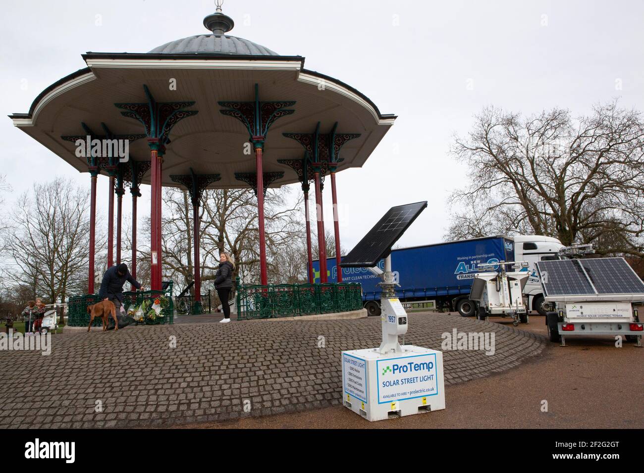 Londra, Regno Unito, 12 marzo 2021: Fiori e lettere sono stati lasciati in omaggio alla donna assassinata Sarah Everard presso la bandstand Clapham Common, il sito di una veglia proposta sabato 13 marzo. Anna Watson/Alamy Live News Foto Stock