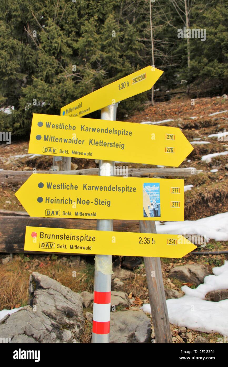 Escursione al Brunnsteinhütte in inverno, cartelli, cartelli, Germania, Baviera, Alta Baviera, Prealpi, Valle d'Isar, Mittenwald Foto Stock