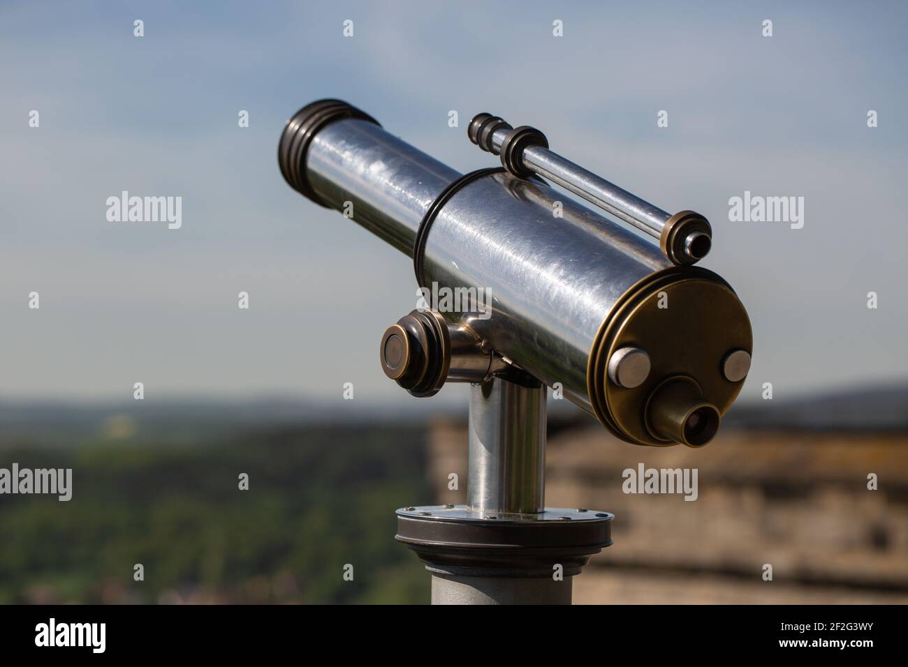 Cannocchiale monoculare a Elbe Valley, Gemany. Guarda al futuro. Foto Stock