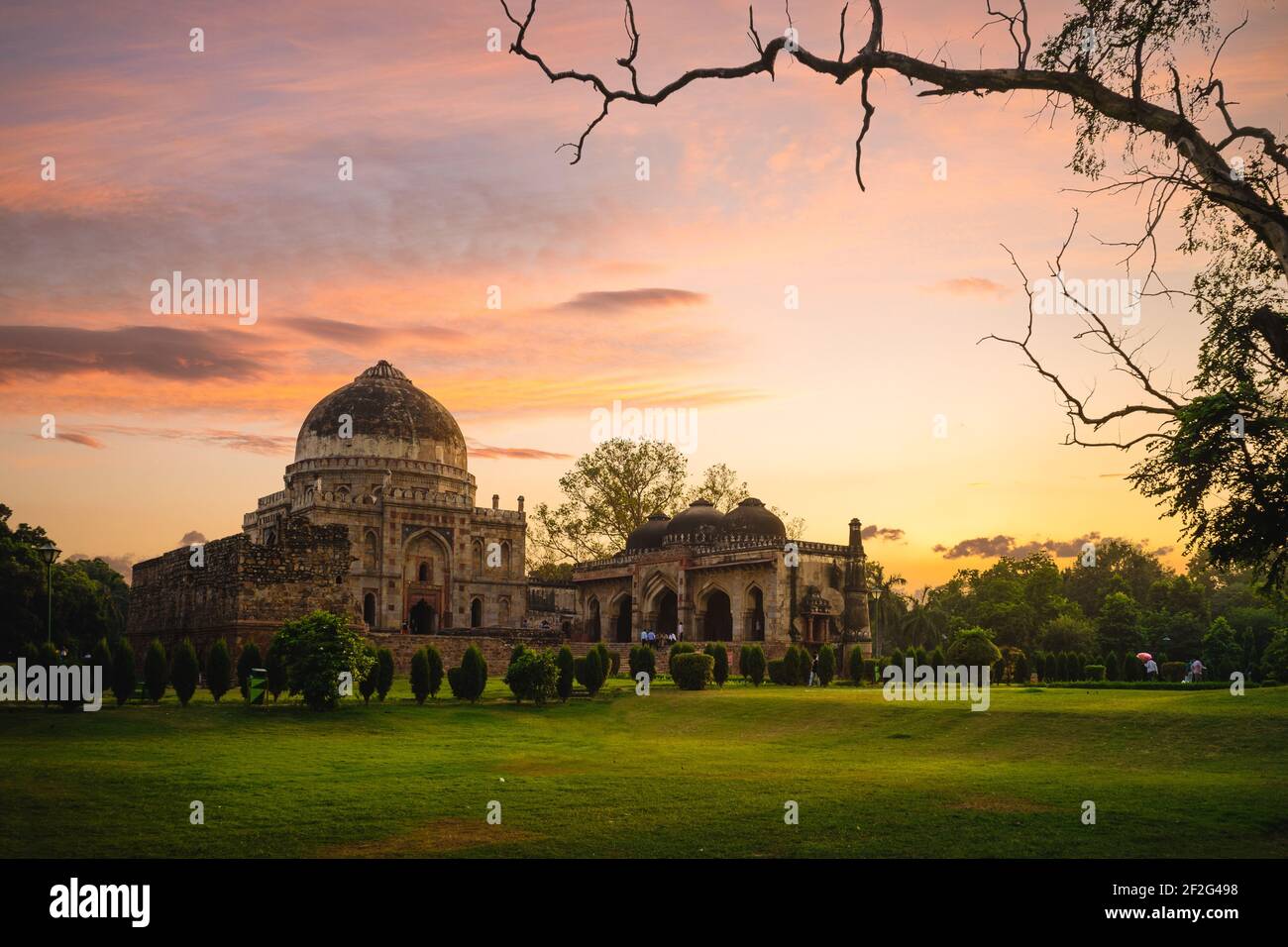 Bara Gumbad al giardino lodi a delhi, india al crepuscolo Foto Stock