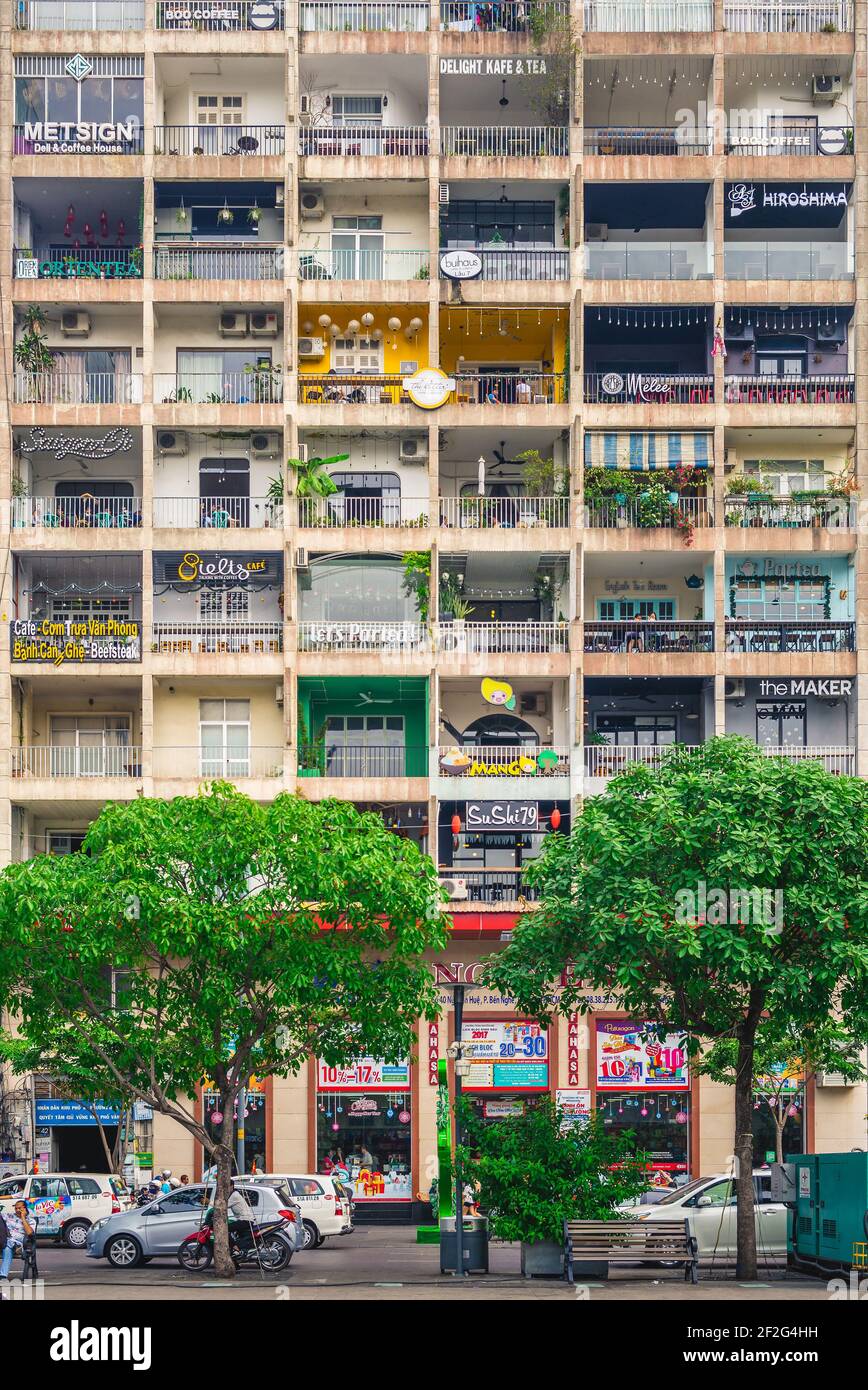 31 dicembre 2016: Cafe appartamento a Nguyen Hue Street, aka Walking Street, nella città ho chi minh, vietnam. Questo edificio vista dall'esterno ospitato gover Foto Stock