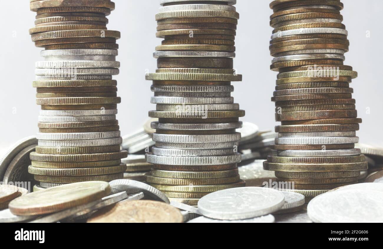 Torri fatte di diverse vecchie monete, fuoco selettivo. Foto Stock