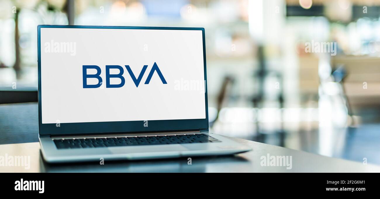 POZNAN, POL - 6 FEBBRAIO 2021: Computer portatile con logo BBVA, una multinazionale di servizi finanziari con sede a Madrid e Bilbao, Spagna Foto Stock