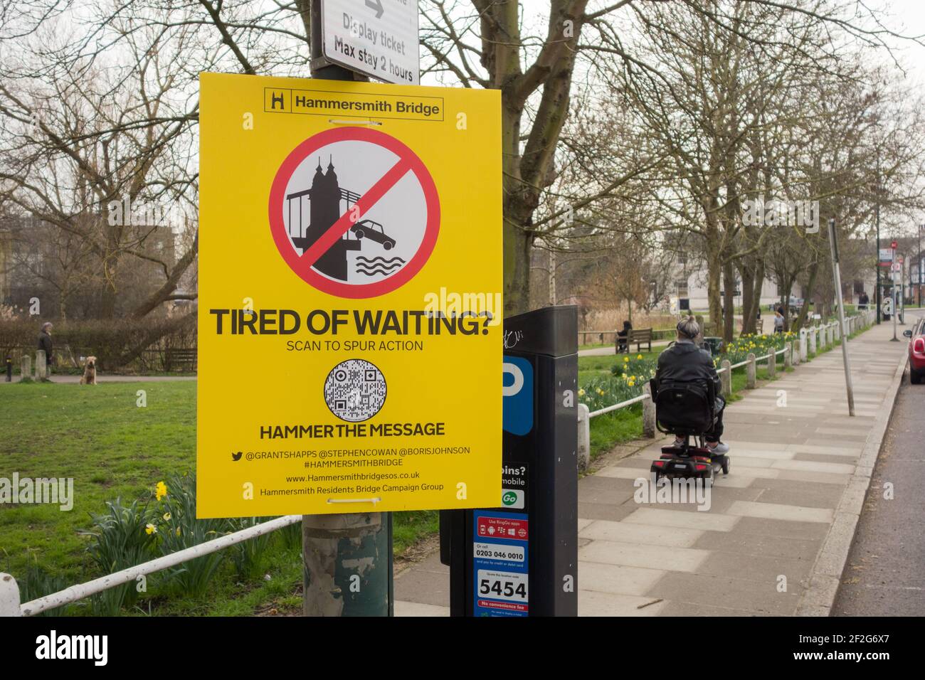 Hammersmith Bridge Campaign Group stanco di un cartello d'attesa a Barnes, nel sud-ovest di Londra, Regno Unito Foto Stock