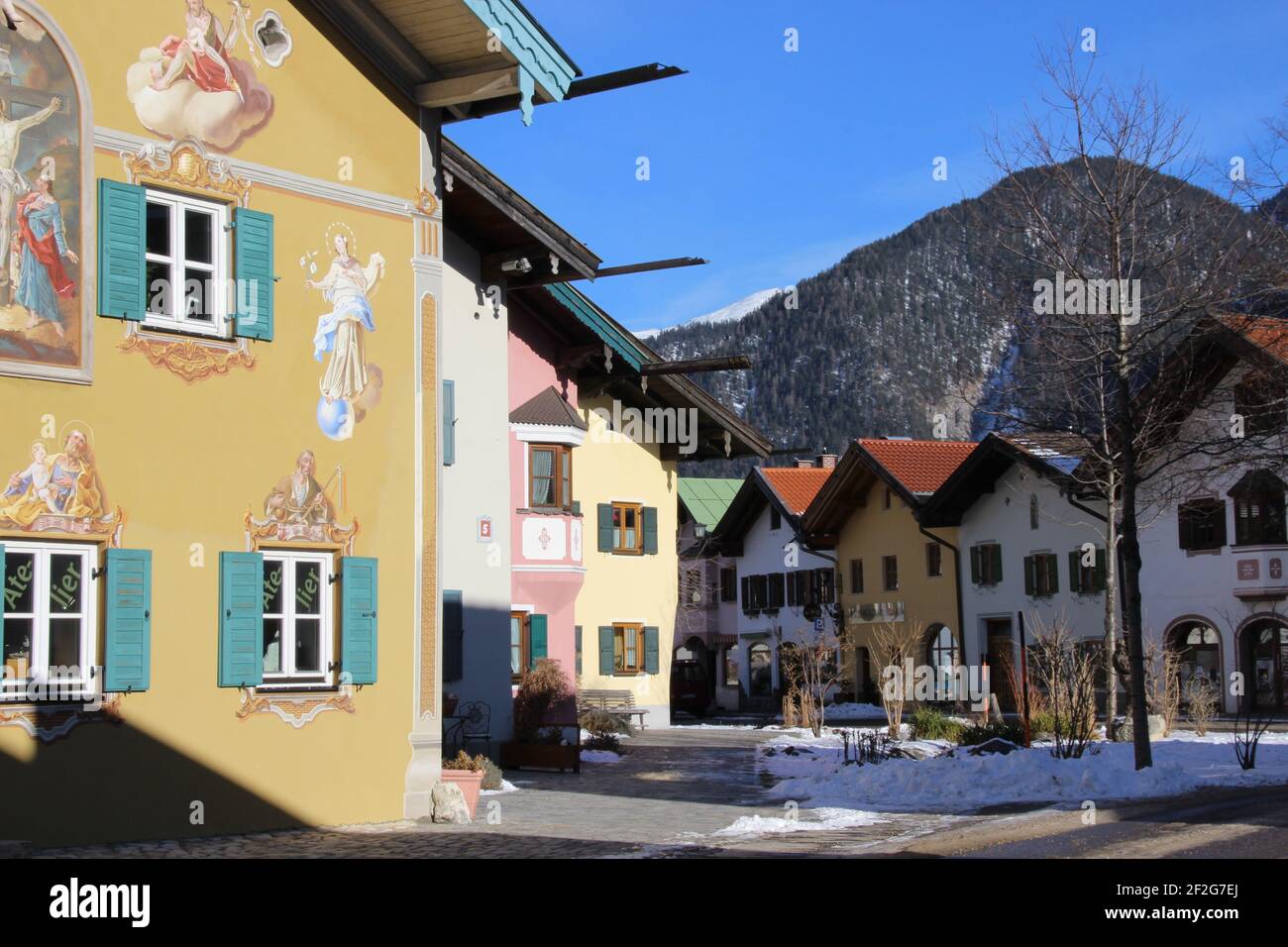 Passeggiata invernale a Mittenwald, Untermarkt, Isar Valley, Europa, Germania, Baviera, alta Baviera, Werdenfels, inverno Foto Stock