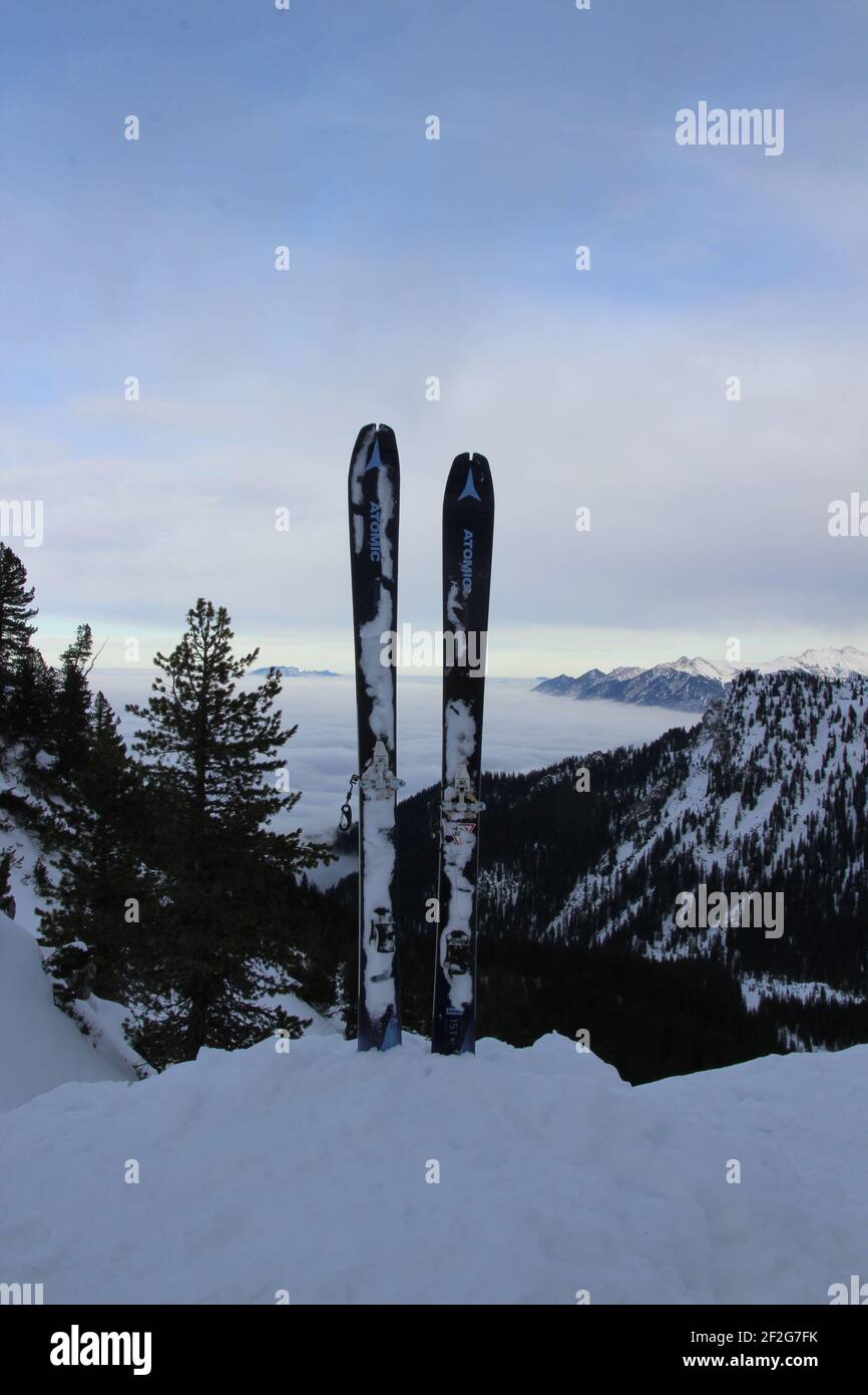 Escursione invernale nei pressi di Mittenwald, vicino a Klais, Europa, Germania, Baviera, Alta Baviera, Werdenfels, inverno, sci tour allo Schachentor, la valle nella nebbia, sci per riposare nella neve Foto Stock