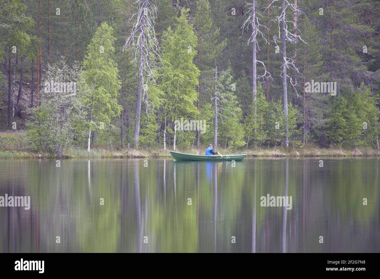 Piccola barca nel lago finlandese Finlandia LA003424 Foto Stock