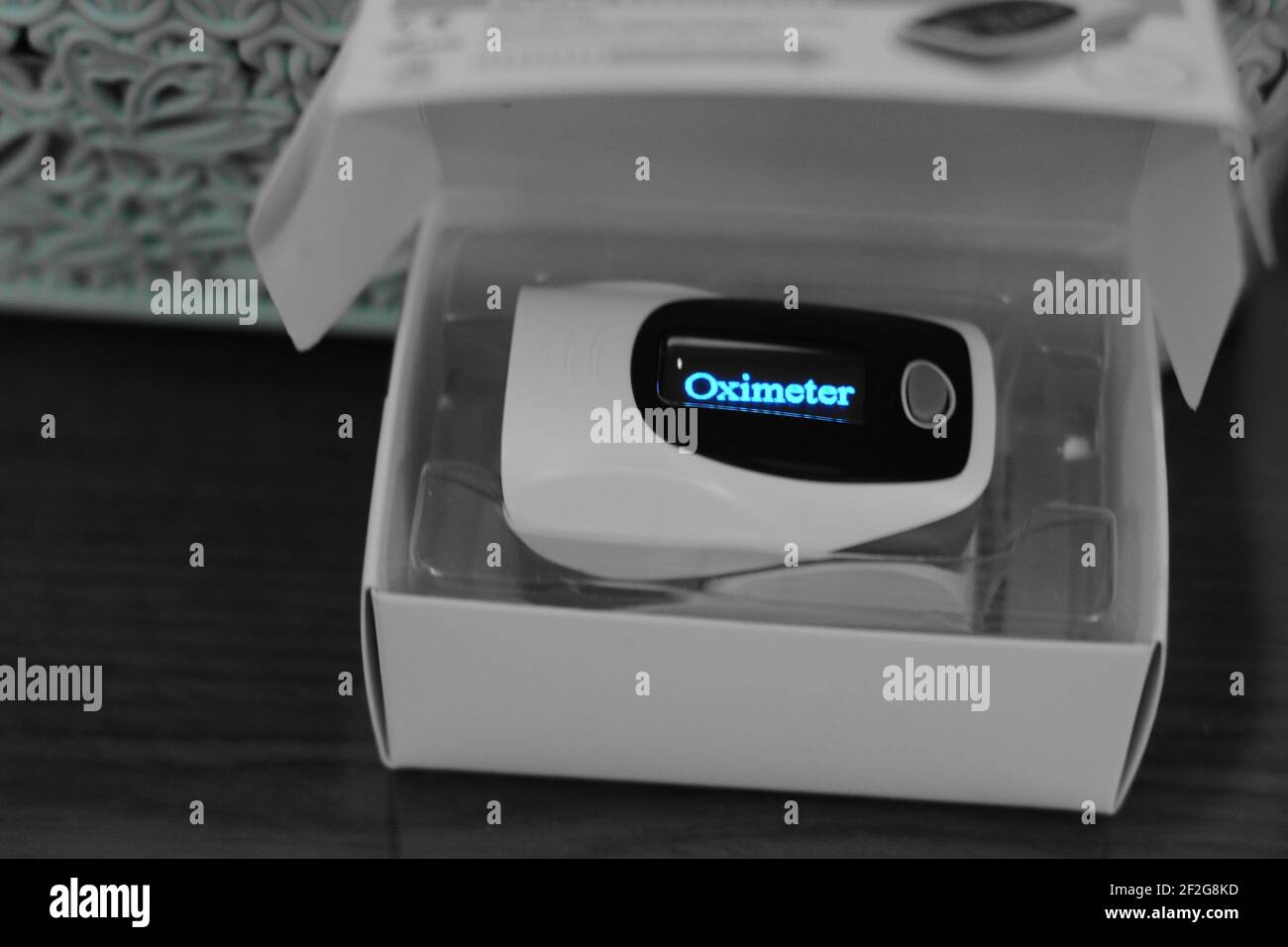 Un closeup per un pulsossimetro a punta di dita che misura la saturazione di ossigeno del sangue e la frequenza del polso per la pandemia di Covid-19 . Foto Stock