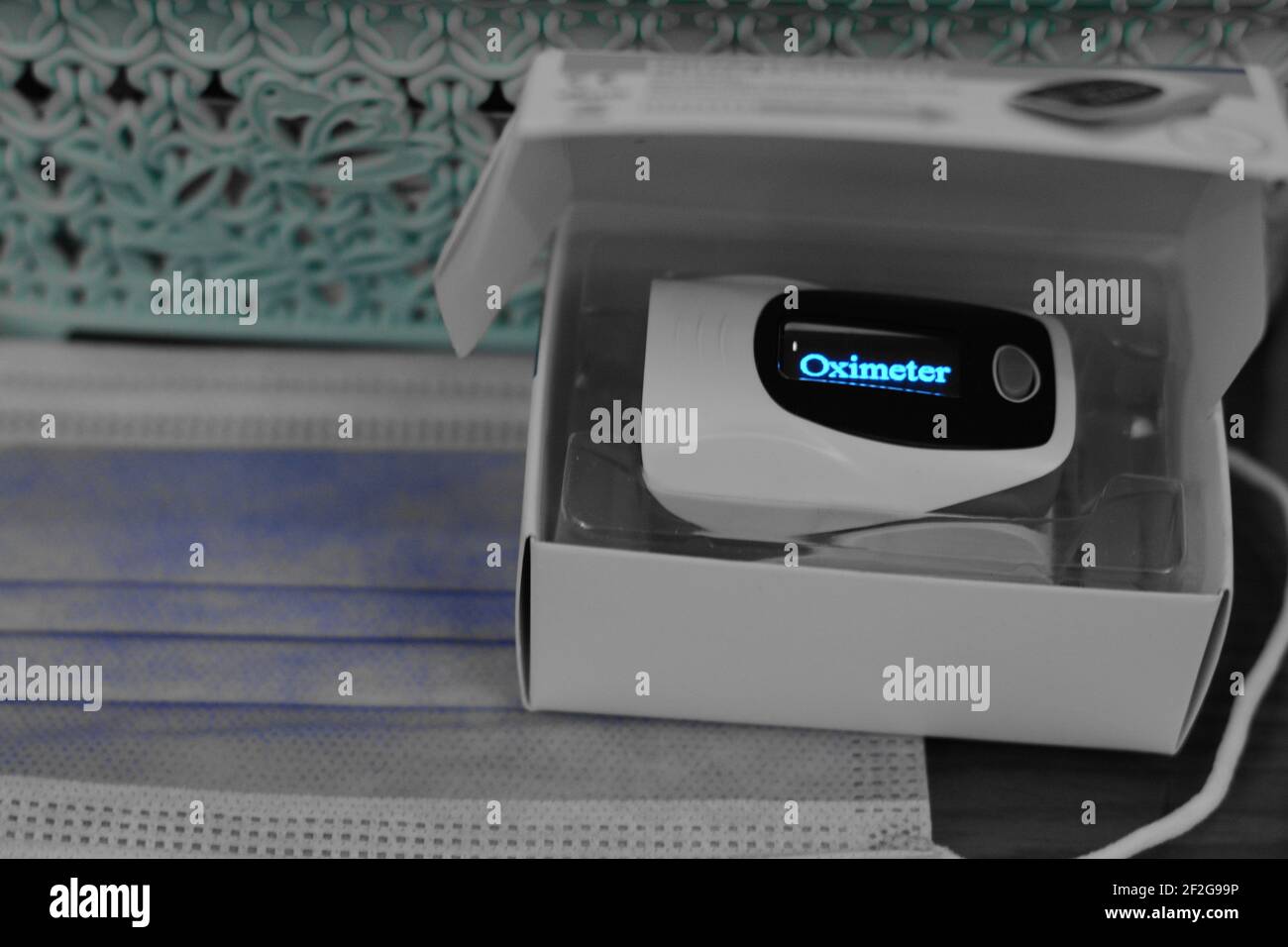 Un closeup per un pulsossimetro a punta di dita che misura la saturazione di ossigeno del sangue e la frequenza del polso per la pandemia di Covid-19 . Foto Stock