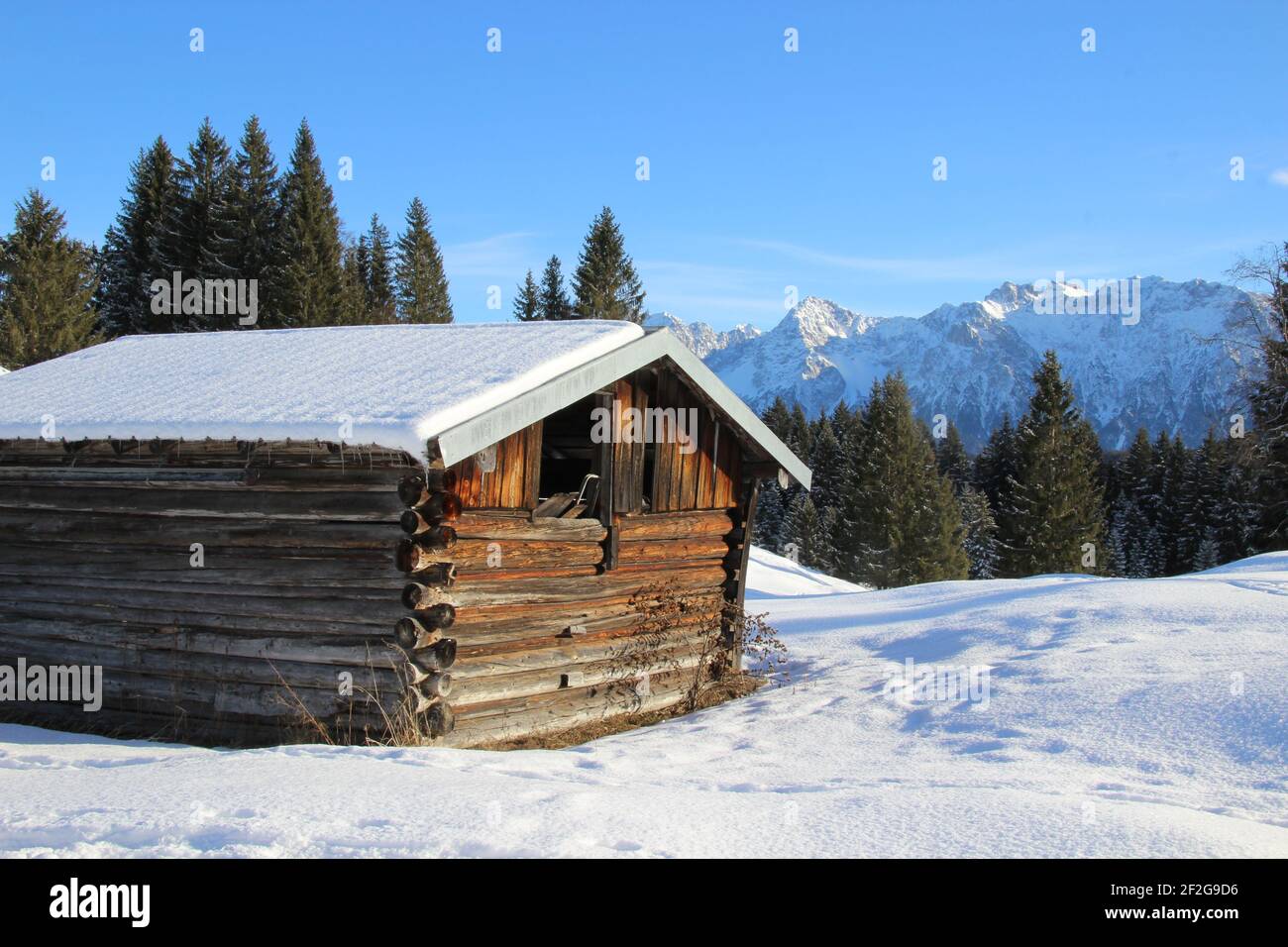 Escursione invernale nei pressi di Mittenwald, vicino a Elmau, Klais, Europa, Germania, Baviera, alta Baviera, Werdenfels, inverno, fienile di fieno atmosferico di fronte ai Monti Karwendel Foto Stock