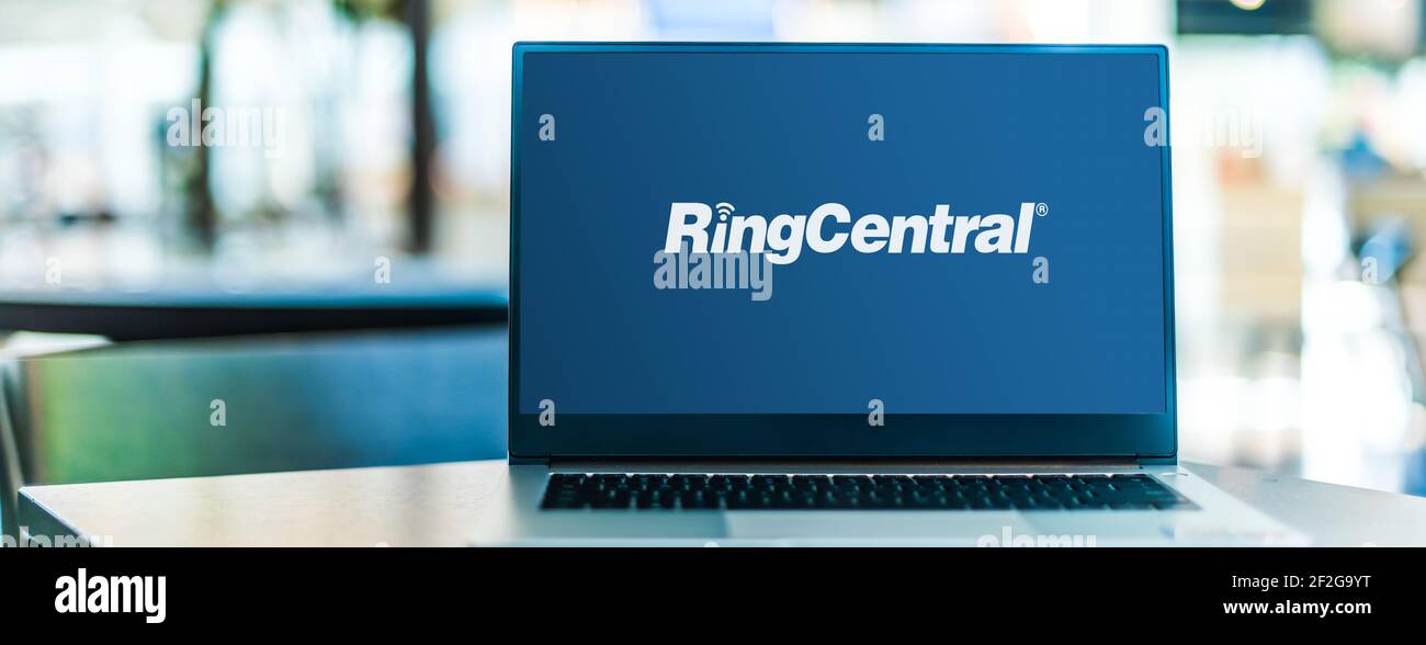 POZNAN, POL - 6 FEBBRAIO 2021: Computer portatile con logo RingCentral, un fornitore americano di soluzioni di comunicazione e collaborazione basate su cloud Foto Stock