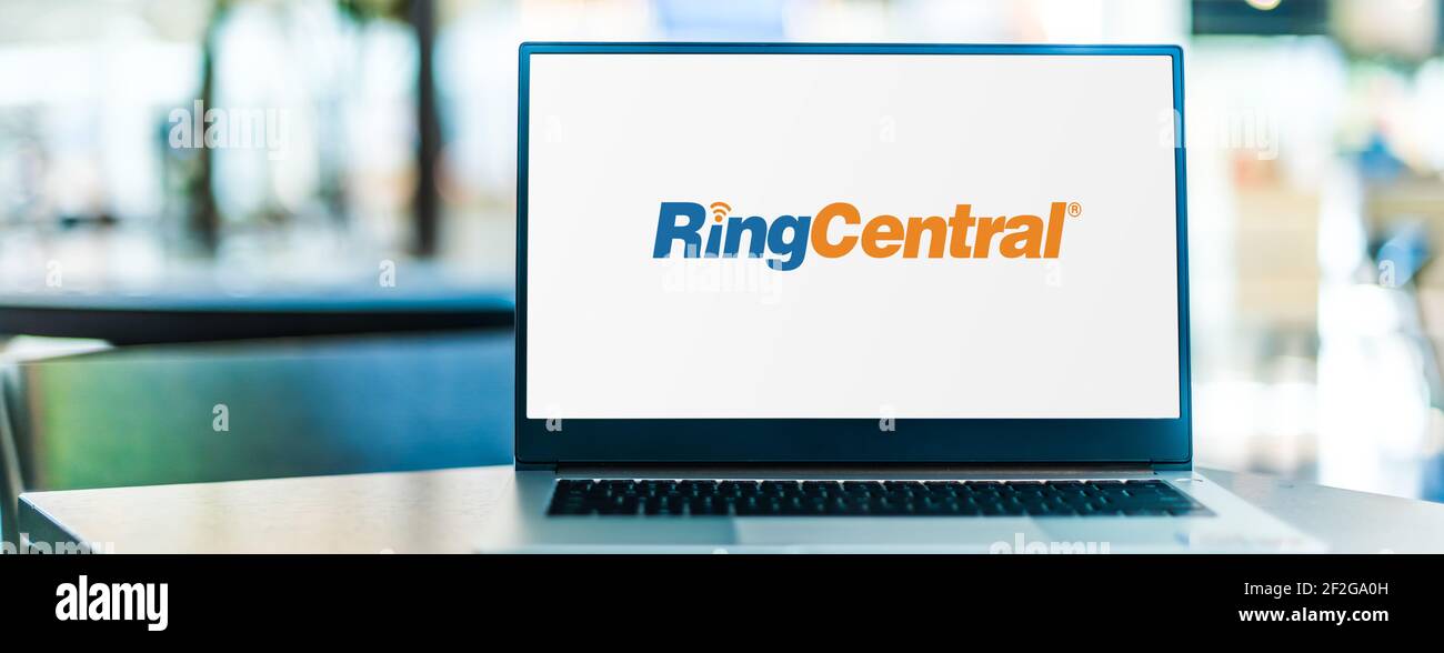 POZNAN, POL - 6 FEBBRAIO 2021: Computer portatile con logo RingCentral, un fornitore americano di soluzioni di comunicazione e collaborazione basate su cloud Foto Stock
