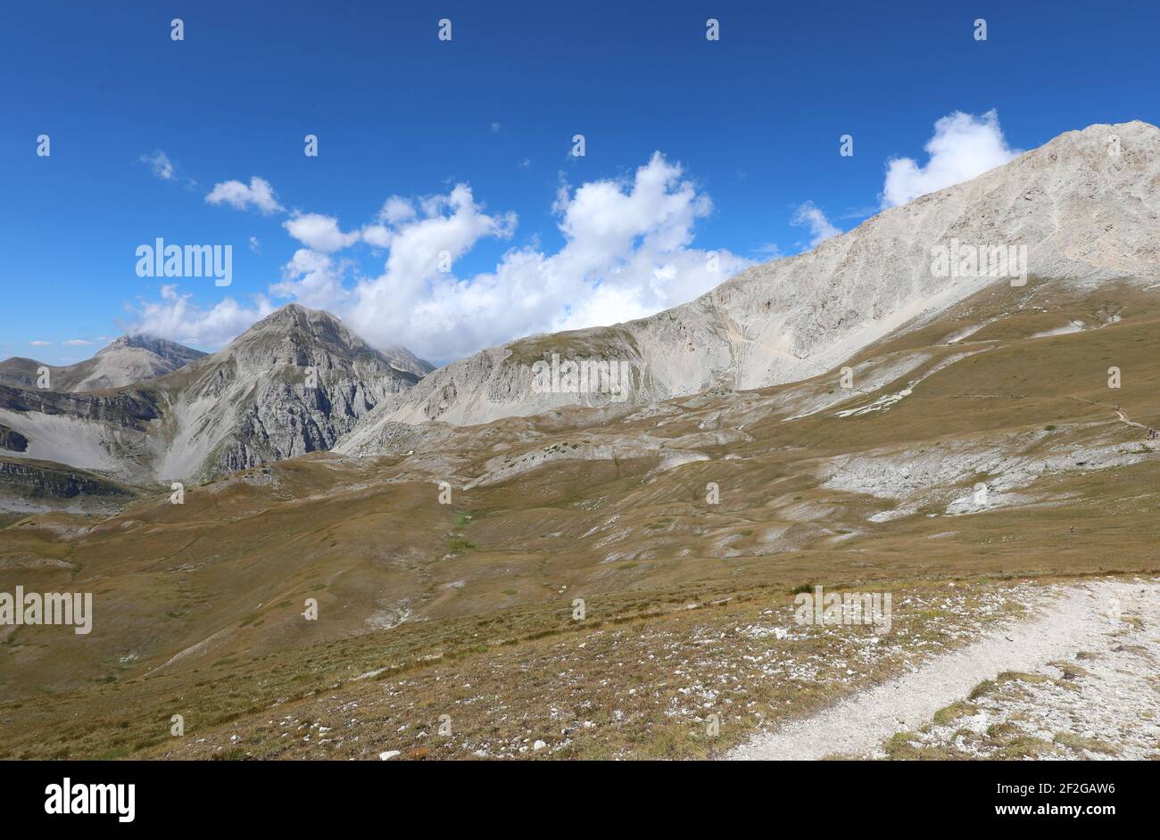 Panorama delle alte montagne DELL'ABRUZZO Del massiccio del Gran Sasso in  Italia centrale in estate Foto stock - Alamy