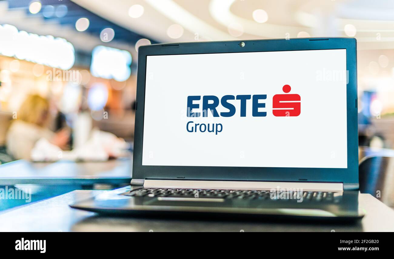 POZNAN, POL - 6 FEBBRAIO 2021: Computer portatile con logo della Erste Group Bank, uno dei più grandi fornitori di servizi finanziari in Centro e Est Foto Stock