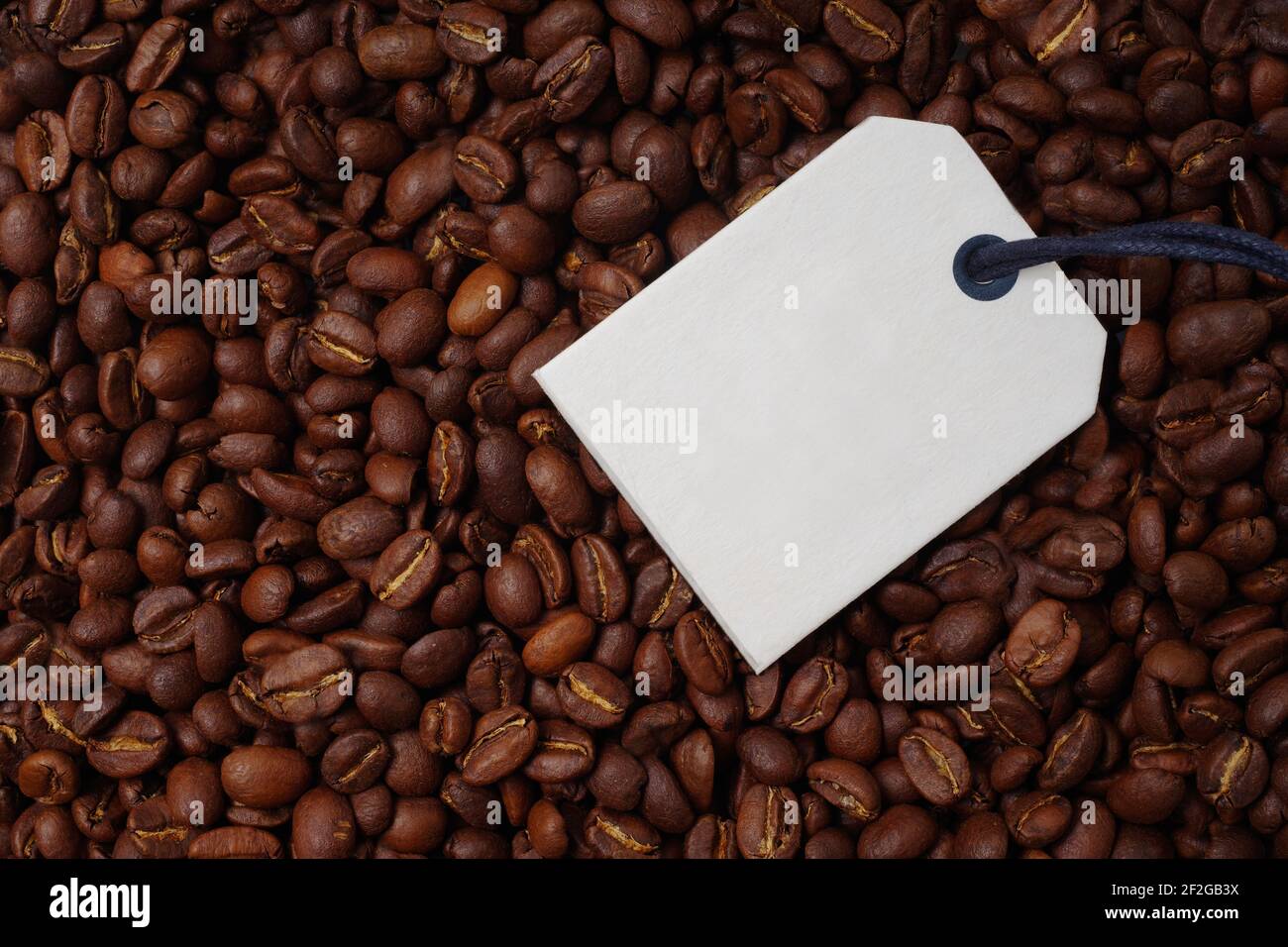 Vista dall'alto di un mazzo di chicchi di caffè tostati. Immagine orizzontale con etichetta per il testo individuale. Foto Stock