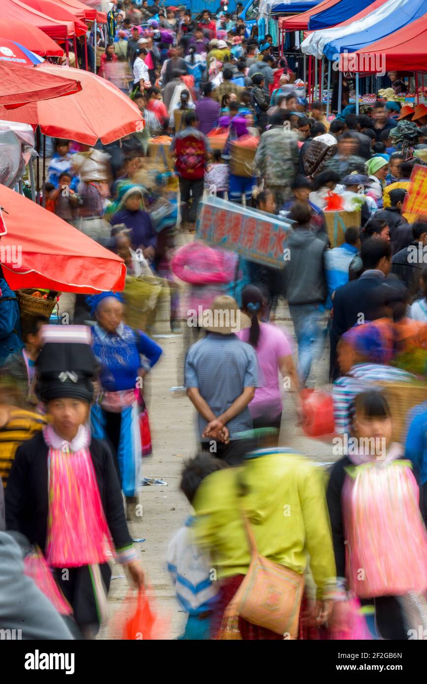 Geografia / viaggio, Cina, Yunnan, Laomeng, strada Busy del mercato del villaggio di Laomeng nel Yuanyang , diritti aggiuntivi-clearance-Info-non-disponibile Foto Stock