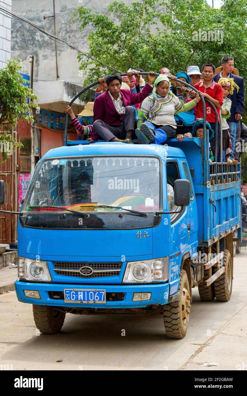 Geografia / viaggio, Cina, Yunnan, Laomeng, abitanti che arrivano in camion al mercato del villaggio di Laomeng , diritti aggiuntivi-clearance-Info-non-disponibile Foto Stock