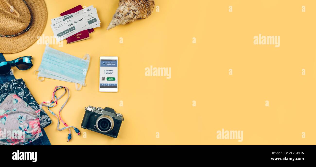 Set con covid mobile passaporto e oggetti vacanza spiaggia Foto Stock
