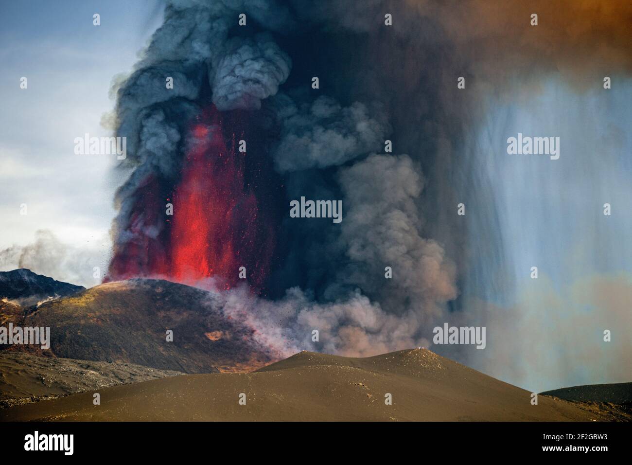 CATANIA, ETNA, ITALIA - 12 MARZO 2021: Nuova eruzione del vulcano Etna in sicilia. Fontane di lava e un enorme pennacchio di gas e cenere piroclastica dal Cratere di sudest. Foto Stock