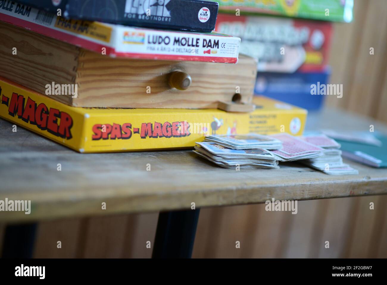 Vecchi giochi di carte e puzzle in una classe Foto Stock