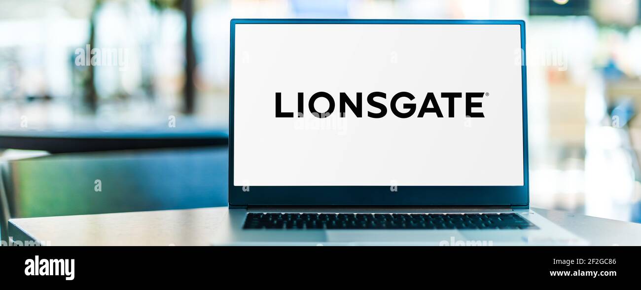 POZNAN, POL - 6 FEBBRAIO 2021: Computer portatile con logo di Lionsgate, una società di intrattenimento americano-canadese Foto Stock