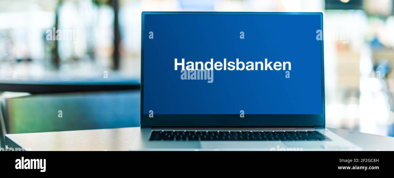 POZNAN, POL - 6 FEBBRAIO 2021: Computer portatile con logo di Svenska Handelsbanken, una banca svedese che fornisce servizi bancari universali Foto Stock