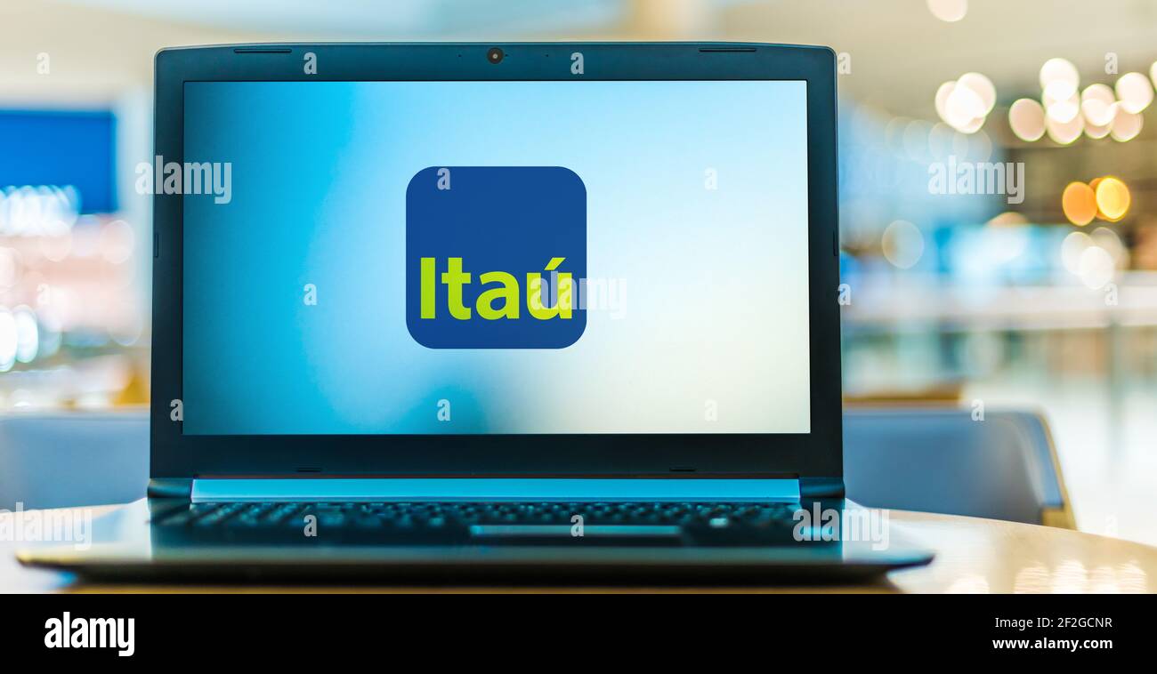 POZNAN, POL - FEB 6, 2021: Computer portatile con il logo di Banco Itau Unibanco, una banca brasiliana quotata pubblicamente con sede a San Paolo, Br Foto Stock