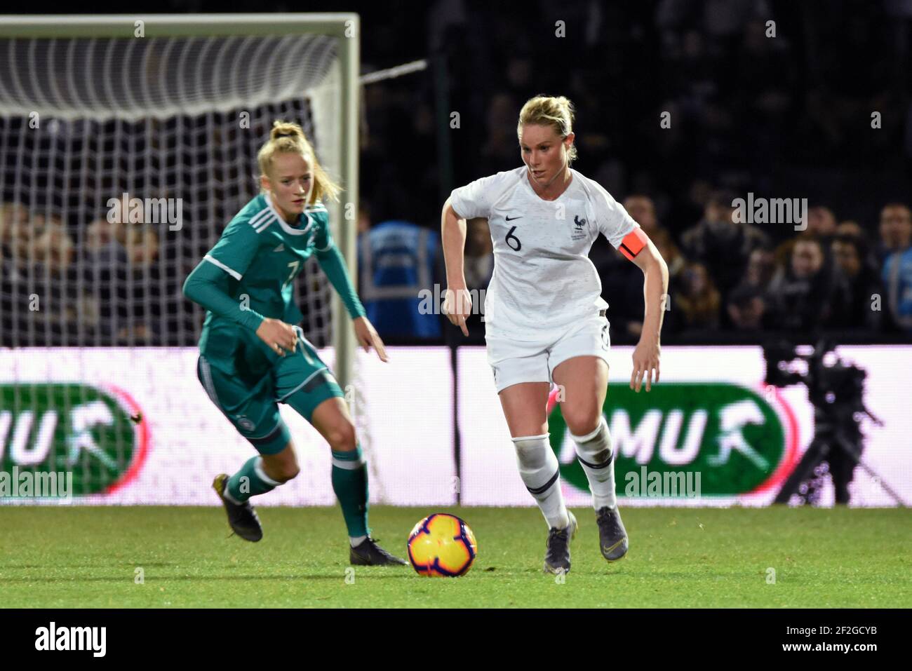 Amandine Henry di Francia e Lea Schuller di Germania durante la partita di calcio femminile amichevole 2019 tra Francia e Germania il 28 febbraio 2019 allo stadio Francis le Basser di Laval, Francia - Foto Melanie Laurent / A2M Sport Consulting / DPPI Foto Stock