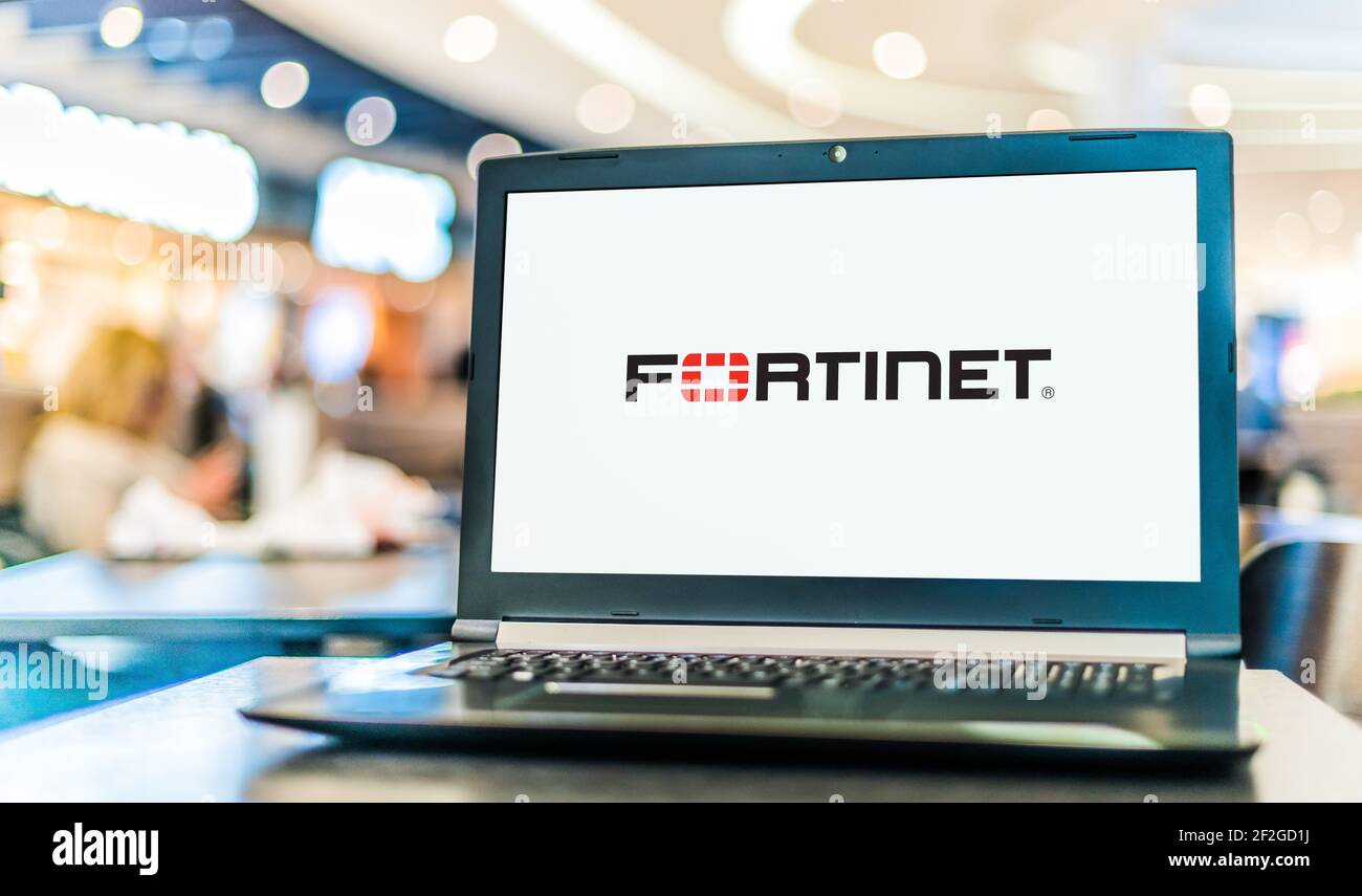 POZNAN, POL - 6 FEBBRAIO 2021: Computer portatile con logo di Fortinet, una società che sviluppa e vende soluzioni di cybersicurezza, inclusi firewall Foto Stock