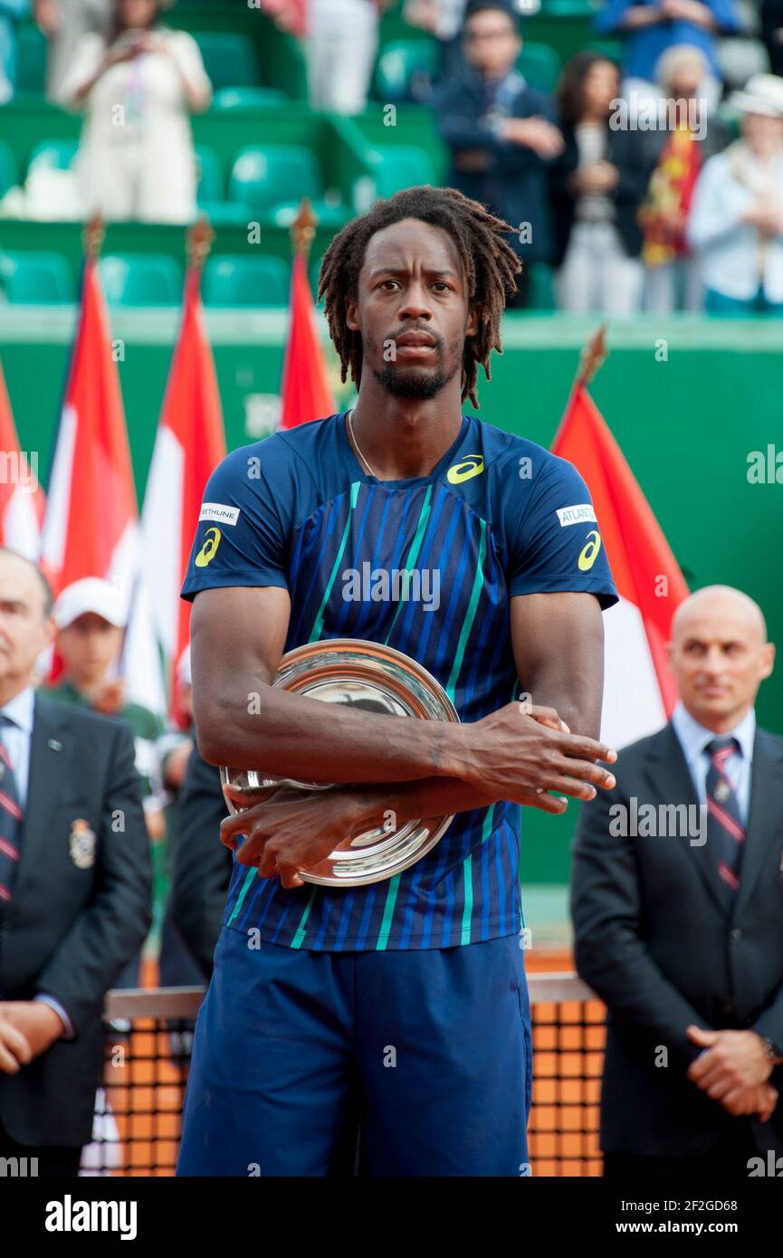 Gael Monfils (fra) finalista con il trofeo presentato dal principe Albert de Monaco e dalla principessa Charlene durante la cerimonia di premiazione della finale ATP Rolex Masters 1000 Monte Carlo a Monaco il 17 aprile 2016 - Foto Olivier Anrigo/DPPI Foto Stock