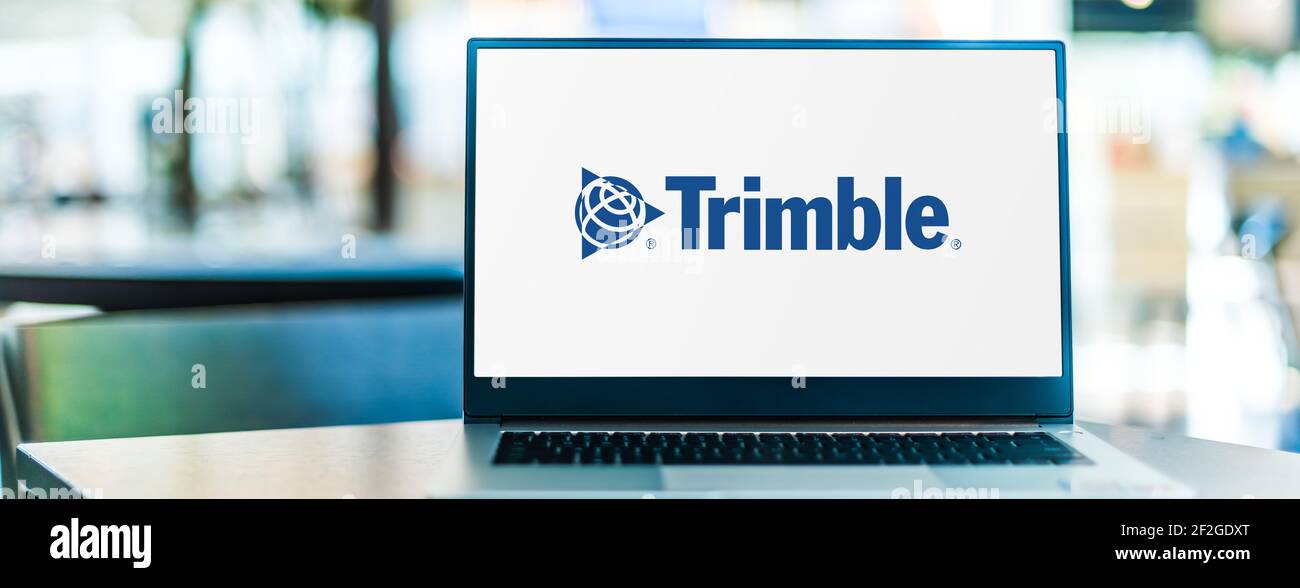 POZNAN, POL - FEB 6, 2021: Computer portatile con il logo di Trimble Inc. Un Sunnyvale, California-based hardware, software e servizi di tecnologia co Foto Stock