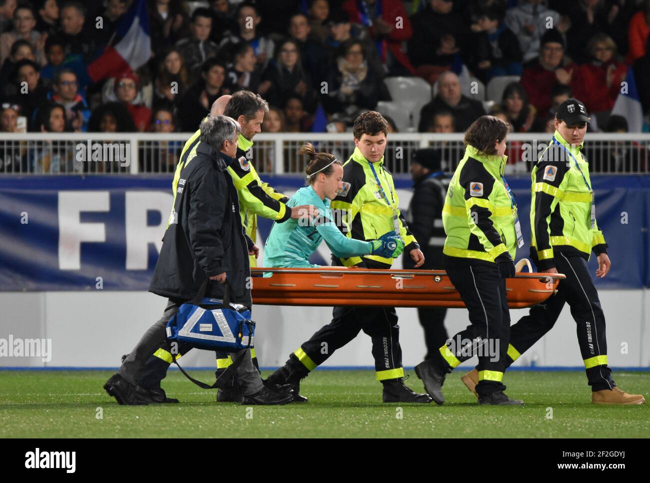 Pauline Peyraud Magnin portiere di Francia dopo la lesione al ginocchio  durante la partita di calcio femminile amichevole 2019 tra Francia e  Giappone il 4 aprile 2019 ad Abbe Deschamps ad Auxerre,