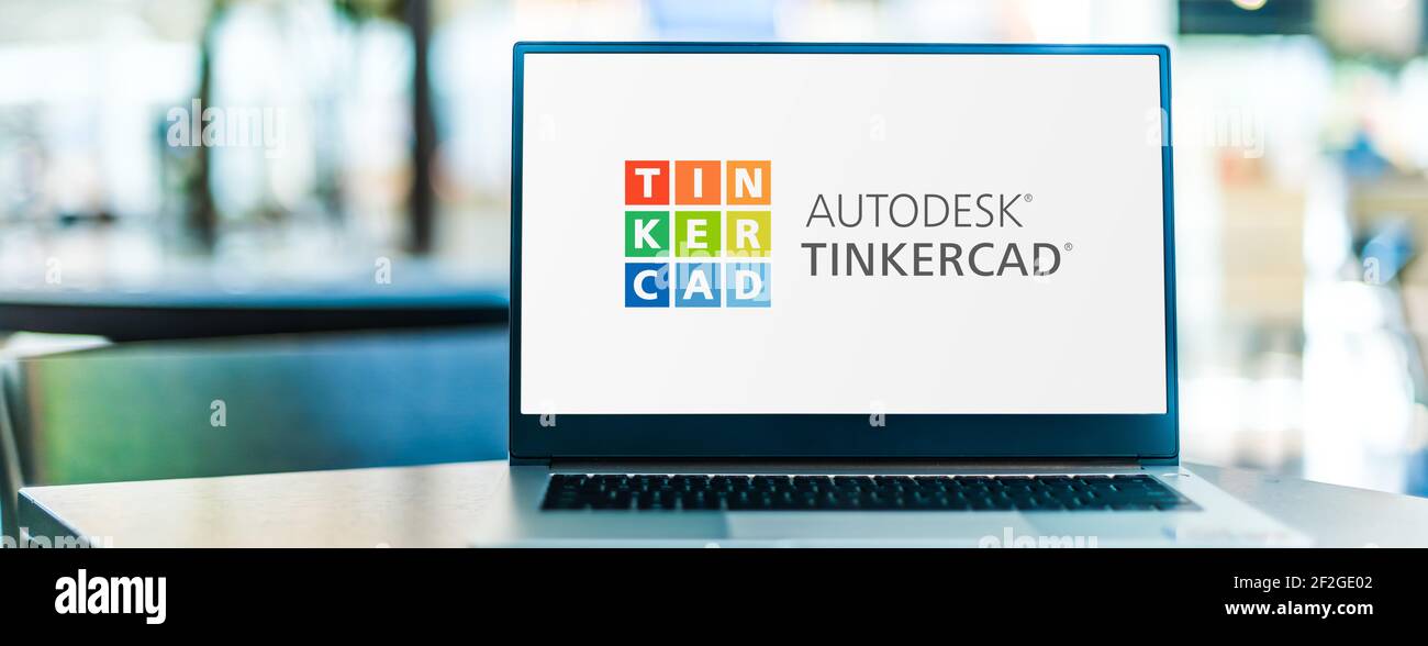 POZNAN, POL - 6 FEBBRAIO 2021: Computer portatile con logo di Tinkercad, un programma gratuito di modellazione 3D online che gira in un browser web Foto Stock