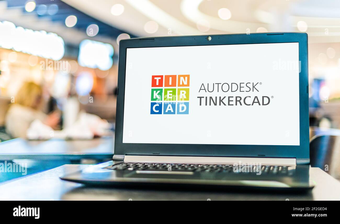 POZNAN, POL - 6 FEBBRAIO 2021: Computer portatile con logo di Tinkercad, un programma gratuito di modellazione 3D online che gira in un browser web Foto Stock
