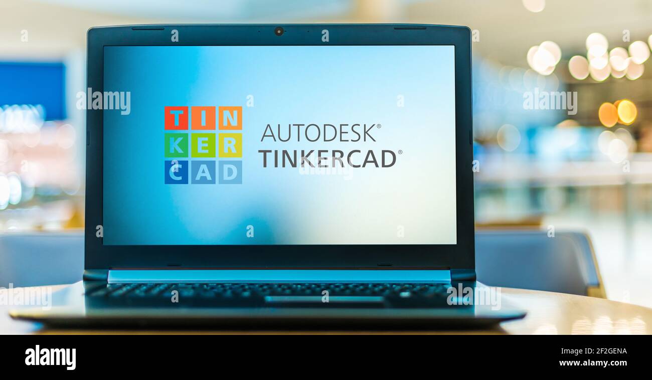 POZNAN, POL - 6 FEBBRAIO 2021: Computer portatile con logo di Tinkercad, un programma gratuito di modellazione 3D online che gira in un browser web Foto Stock