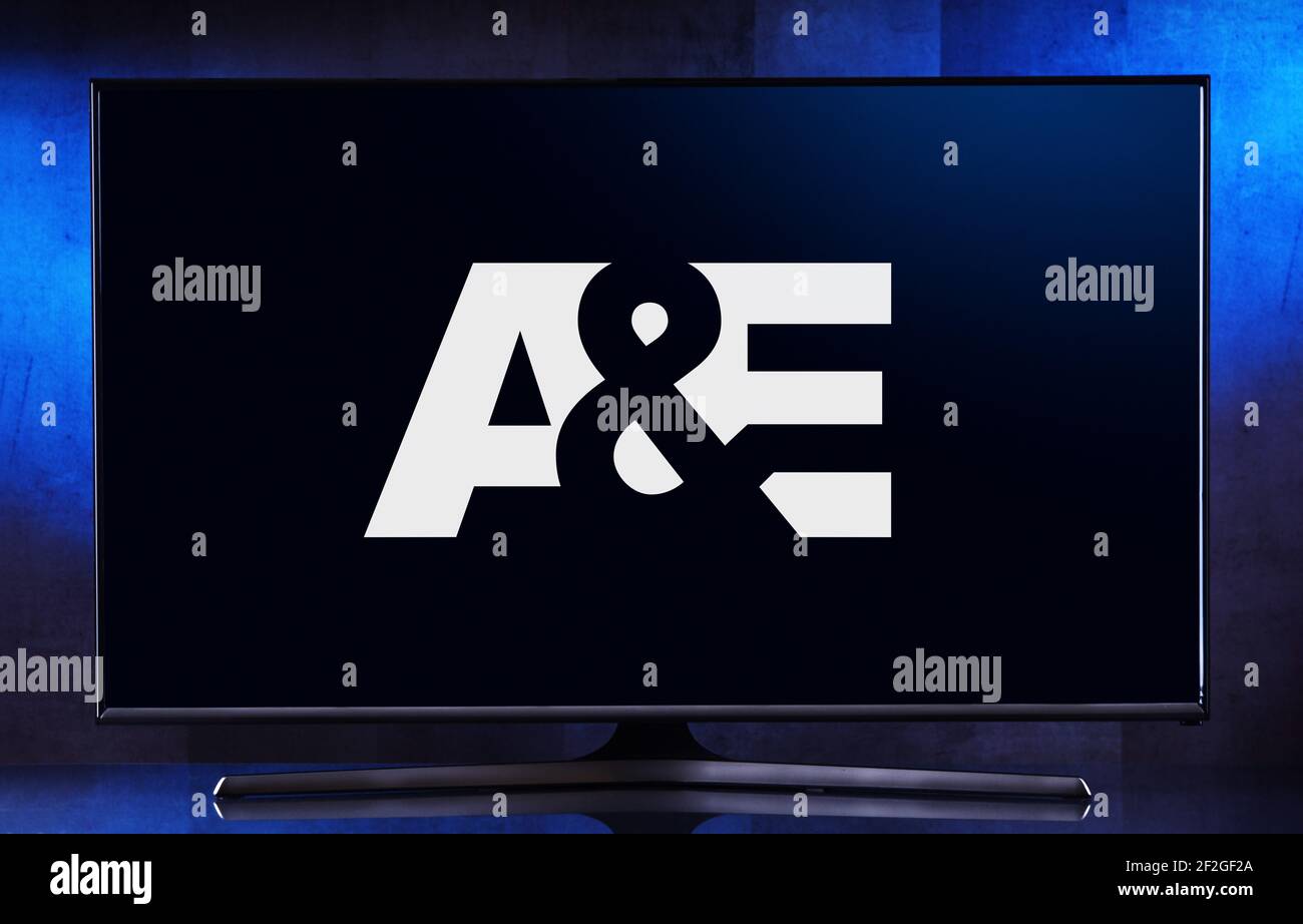 POZNAN, POL - 06 AGOSTO 2020: Televisore a schermo piatto con il logo DI A&e, una rete televisiva americana a pagamento, la principale proprietà televisiva DI A&e Net Foto Stock