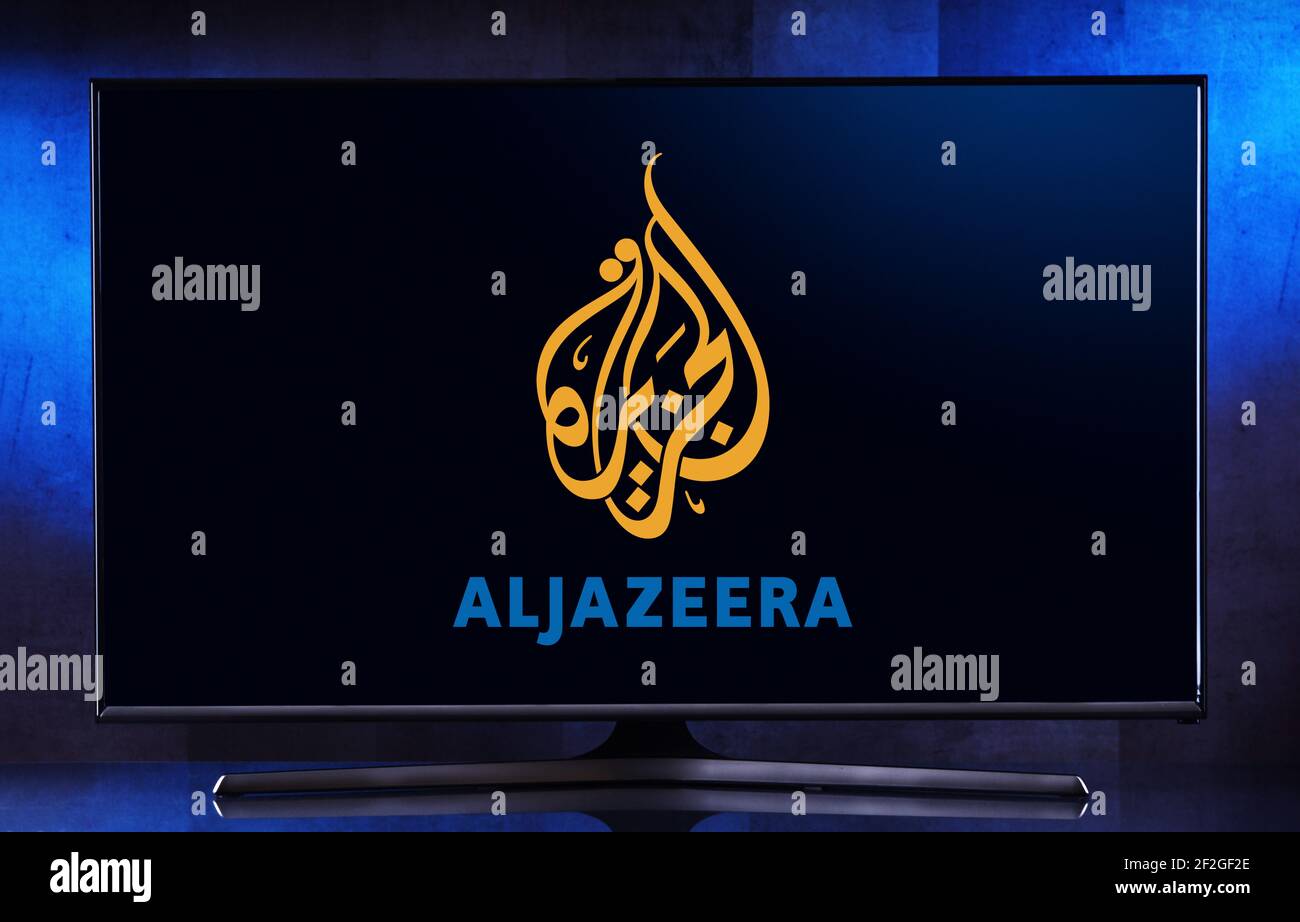 POZNAN, POL - 06 AGOSTO 2020: Televisore a schermo piatto con il logo di al Jazeera, un'emittente statale Qatar a Doha, in Qatar, di proprietà di al Jazeera Foto Stock
