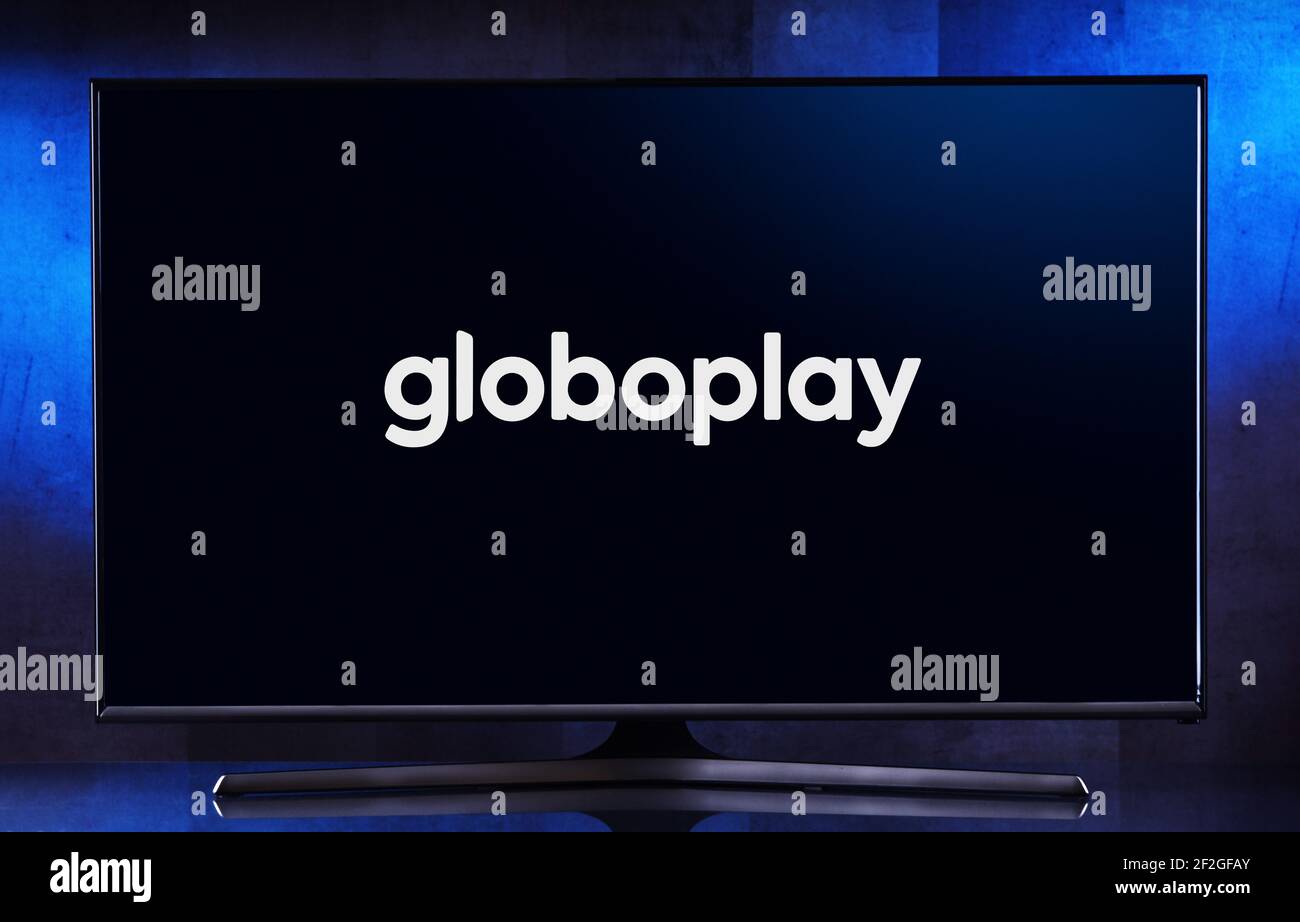 POZNAN, POL - 6 FEB 2021: TV a schermo piatto con il logo di Globoplay, un servizio brasiliano di abbonamento video on demand di proprietà di Grupo Globo Foto Stock