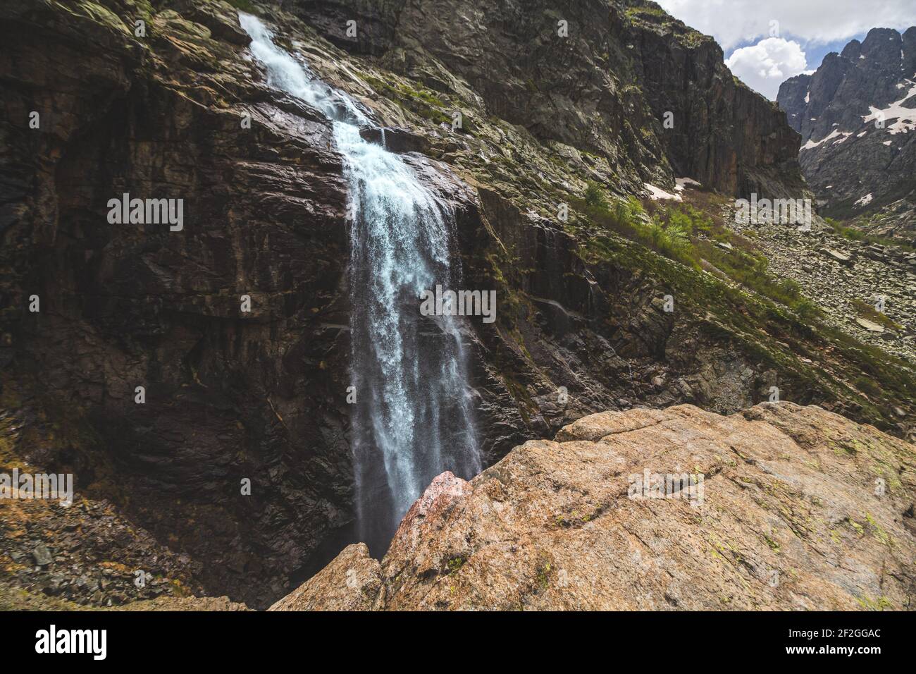 Bella cascata naturale in zona montagne. Paesaggio del parco nazionale della Corsica Foto Stock