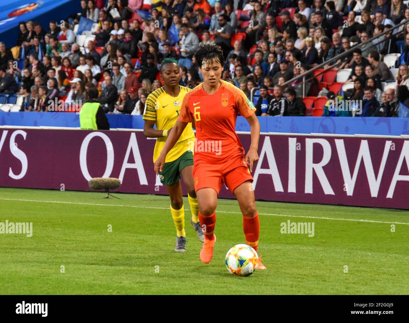 Peng Han della Cina controlla la palla durante la Coppa del mondo FIFA femminile Francia 2019, Gruppo B partita di calcio tra Sud Africa e Cina PR il 13 giugno 2019 allo stadio Parc des Princes di Parigi, Francia - Foto Melanie Laurent / A2M Sport Consulting / DPPI Foto Stock