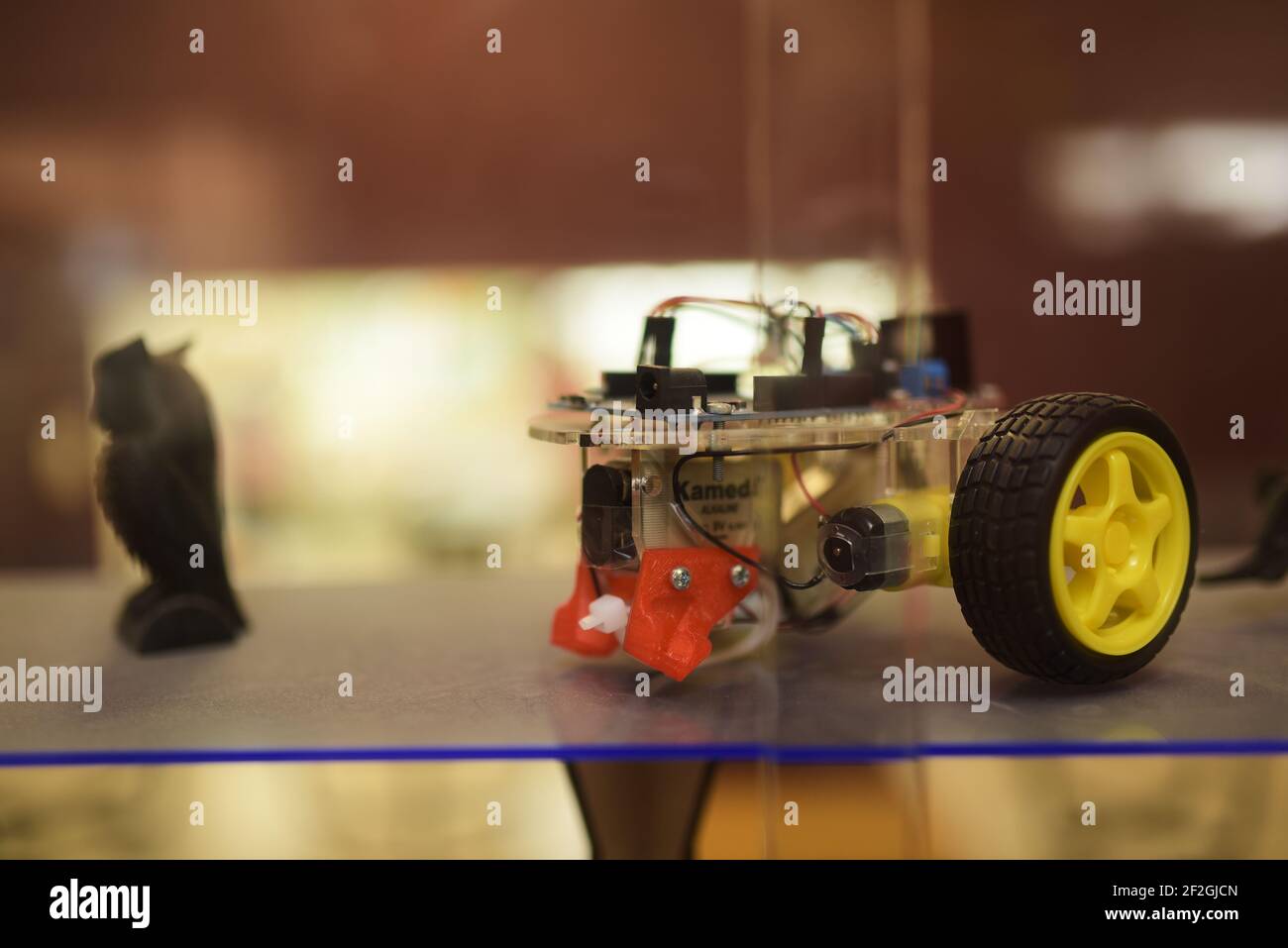 Primo piano di un trattore robot realizzato in classe scientifica Foto Stock
