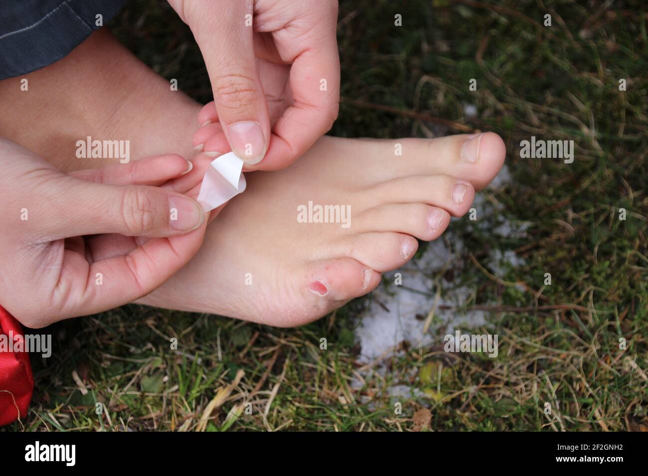 Donna tratta blister sul piede mentre camminando Foto Stock
