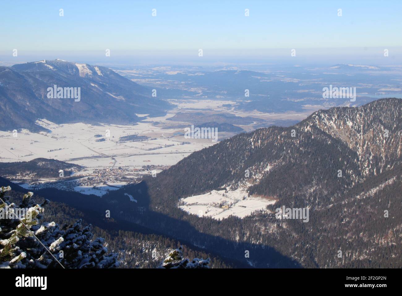Escursione invernale attraverso la foresta di montagna fino al Simetsberg. Germania, Baviera, Walchensee, Einsiedl, vista sulle montagne di Eschenlohe e del Murnauer Moos Foto Stock