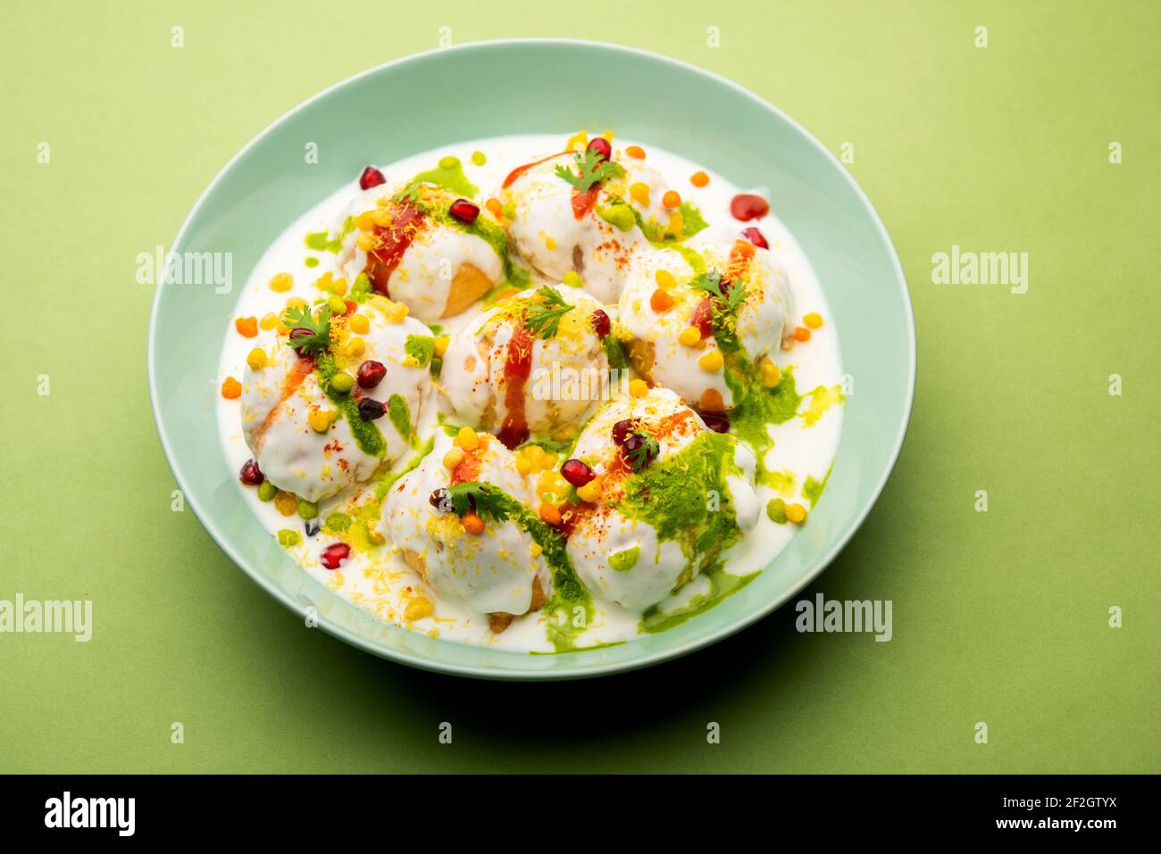 Dahi vada o bhalla è un tipo di chaat originario dell'India e popolare in tutta l'Asia meridionale. È preparato immergendo i vadas in dahi o spesso Foto Stock