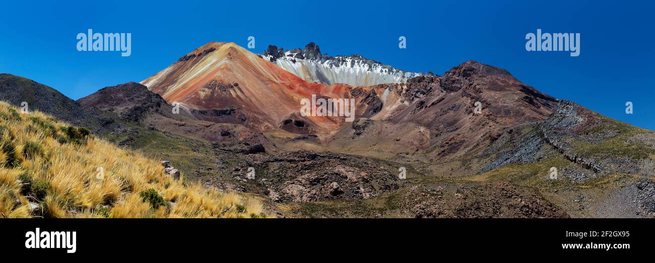 Geografia / viaggio, Bolivia, Sud Lipez, Vista di Tunupa (5321 m) vulcano colorato cima, visto da t, Additional-Rights-Clearance-Info-non-disponibile Foto Stock
