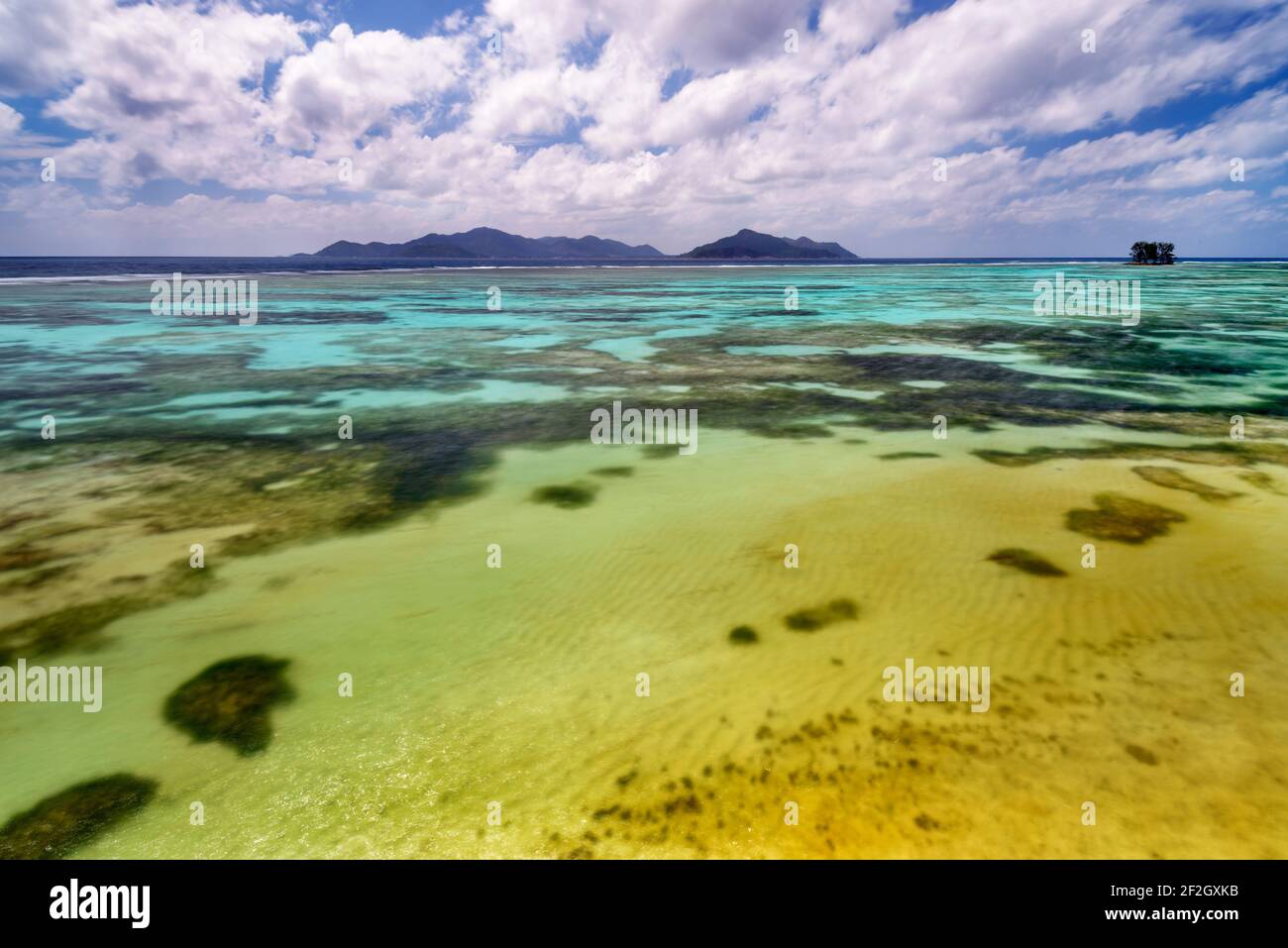 Geografia / viaggio, Seychelles, la Digue, acque colorate e limpide di Pointe Source d'Argent sul , Additional-Rights-Clearance-Info-Not-Available Foto Stock
