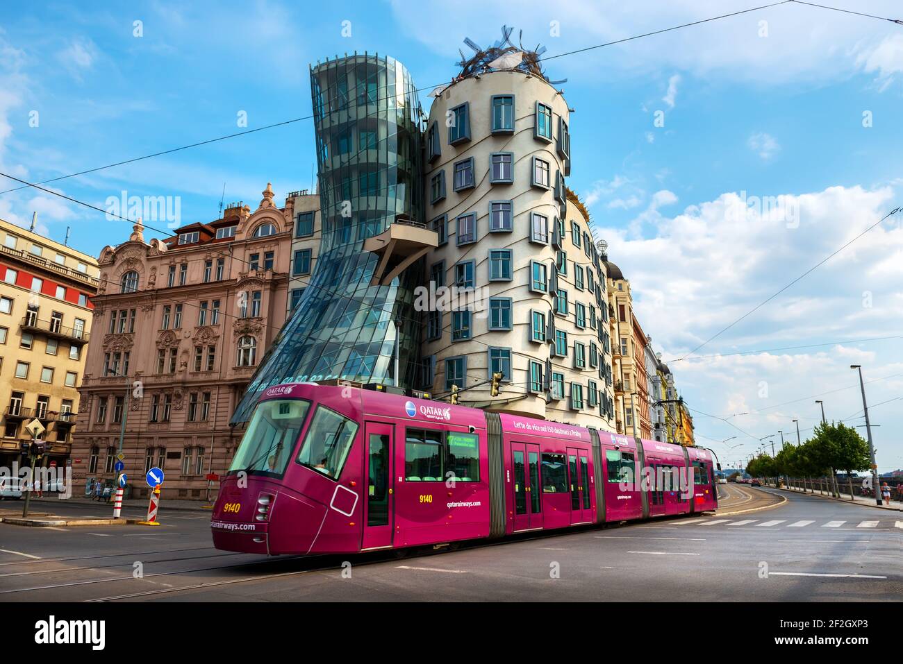Praga, Repubblica Ceca - 3 Agosto 2018: la casa Danzante e un tram a Praga Foto Stock
