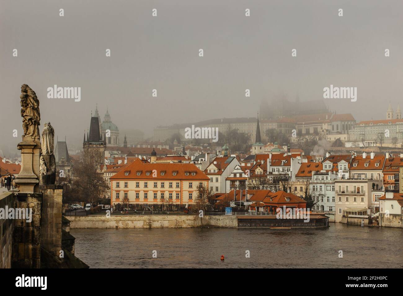 Vista da cartolina del Castello di Praga in nebbia dal Ponte Carlo, repubblica Ceca.Famous turista destination.Prague panorama.Foggy mattina in città. Foto Stock